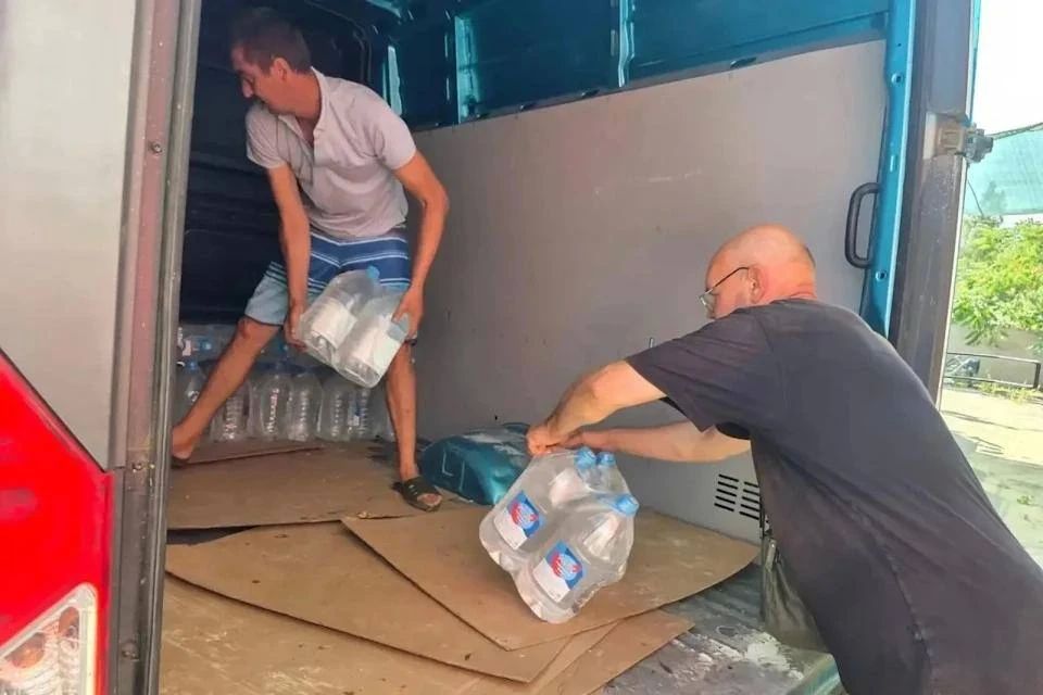 В Нижнесерогозский и Голопристанский округа передали более 2,5 тонн воды