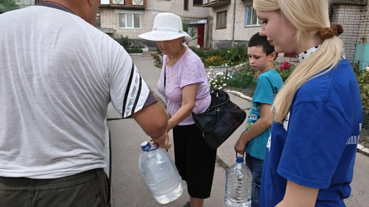 Молодогвардейцы доставляют воду жителям с ограниченной мобильностью
