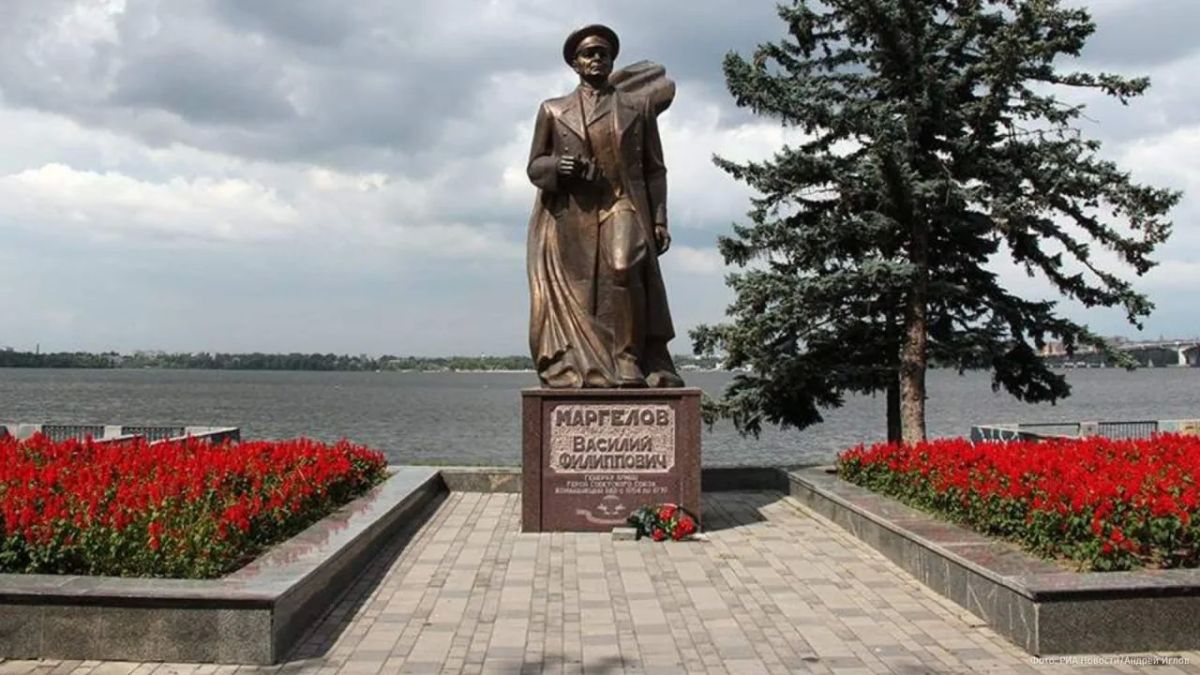 Памятник легендарному командующему ВДВ Василию Маргелову снесут в Днепропетровске, следует из проекта решения исполнительного комитета Днепровского городского совета