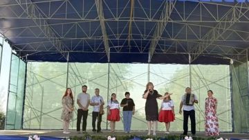 В Каховском округе установили большую мобильную сцену