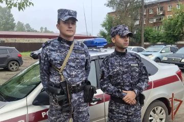 В Иркутске росгвардейцы эвакуировали жильцов горящего дома и задержали подозреваемых в поджоге