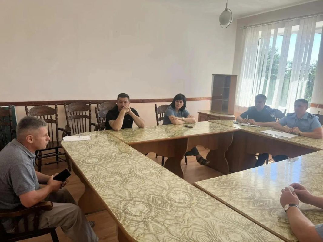 Прокурор Каховского района провёл выездной приём работников сельхозпредприятия