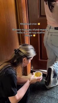 Россиянки сегодня массово мажут мёдом обувь, чтобы быстрее выйти замуж