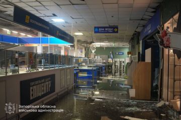 После ночного удара БПЛА в Запорожье загорелся ТЦ «Эпицентр»