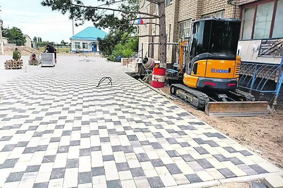 В селе Стрелковое обновляют площадь и территории для детей и спорта