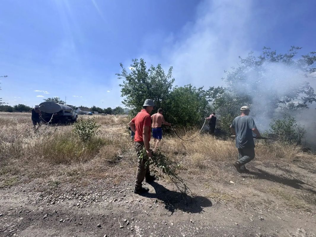 Жители Дмитровки своими силами локализовали пожар