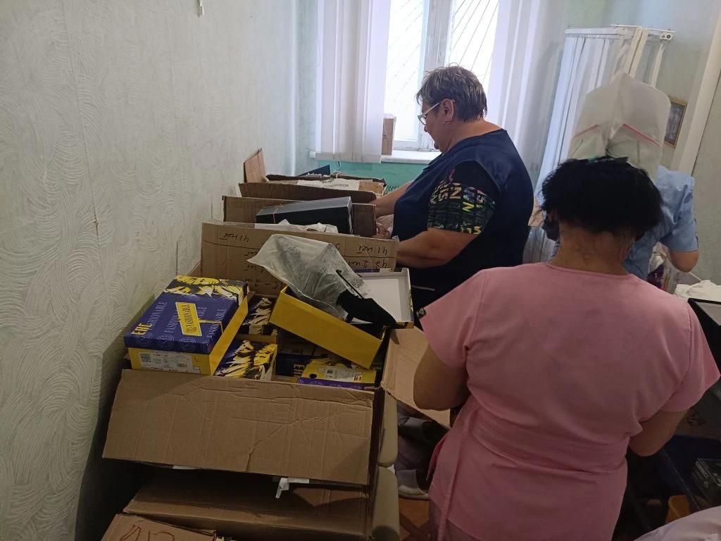 Медики Генической ЦРБ получили сезонную обувь от «Волонтеров Победы»