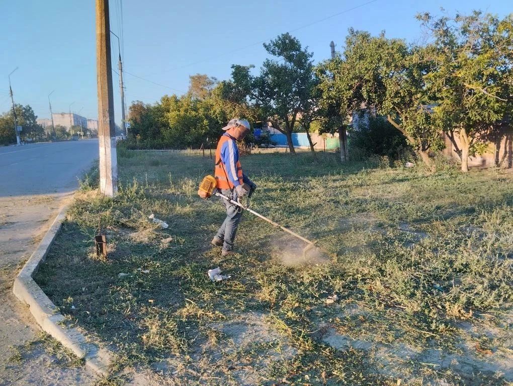 В Скадовске продолжаются плановые работы по благоустройству