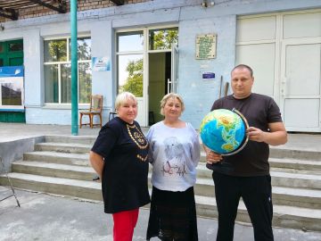 Сегодня — День географа! В честь праздника работники администрации Великолепетихского муниципального округа посетили ГБОУ ХО «Рубановская школа» и вручили географические принадлежности — теперь у школьников ещё больше...