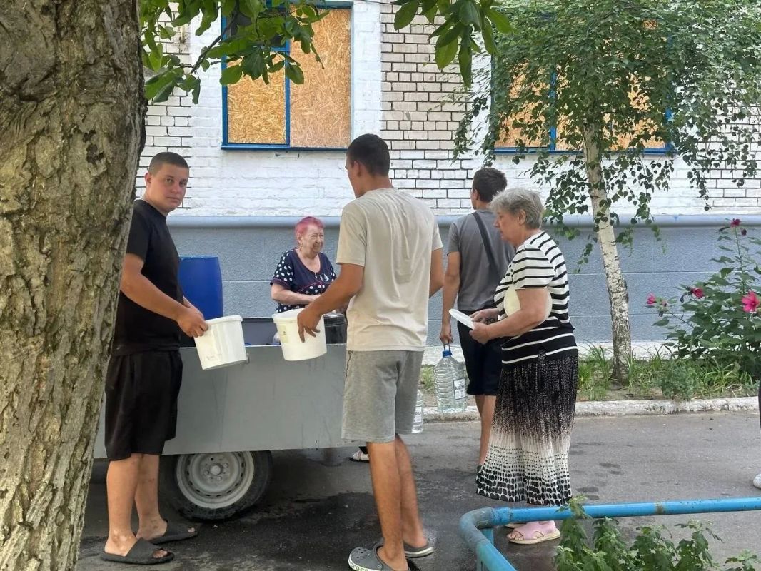 Павел Филипчук: Активисты ТОС «Мечта» доставили воду жителям многоквартирных домов микрорайона Светлово в Каховке