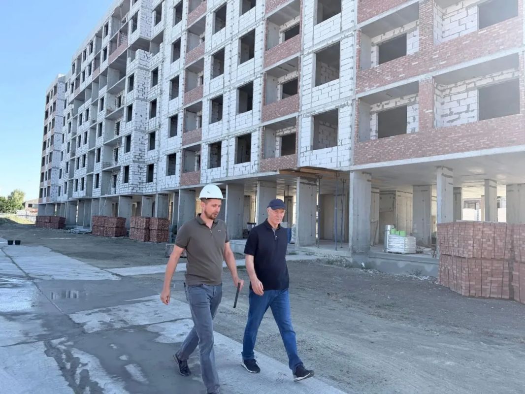 Более 500 квартир и 11 новых домов: Сальдо проверил строительство жилья в Геническе