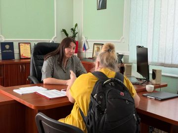 Секретарь Новотроицкого местного отделения партии, глава администрации Евгения Кузьменко провела приём граждан