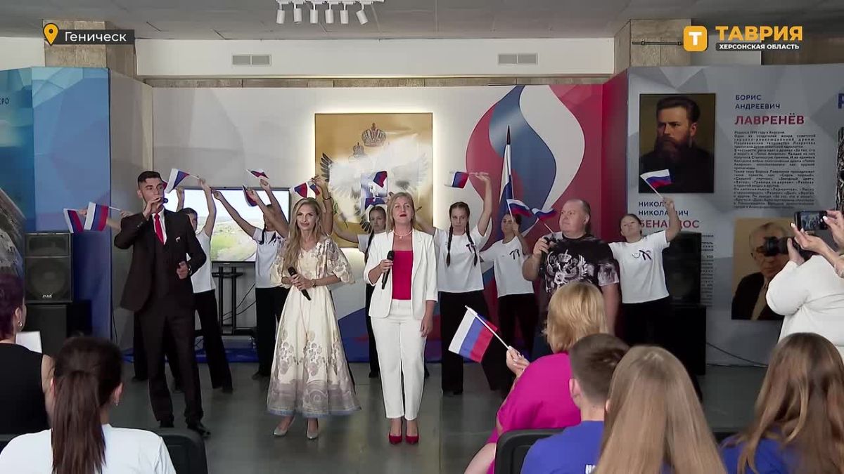 В Геническе ко Дню флага России провели торжественное вручение паспортов и концерт