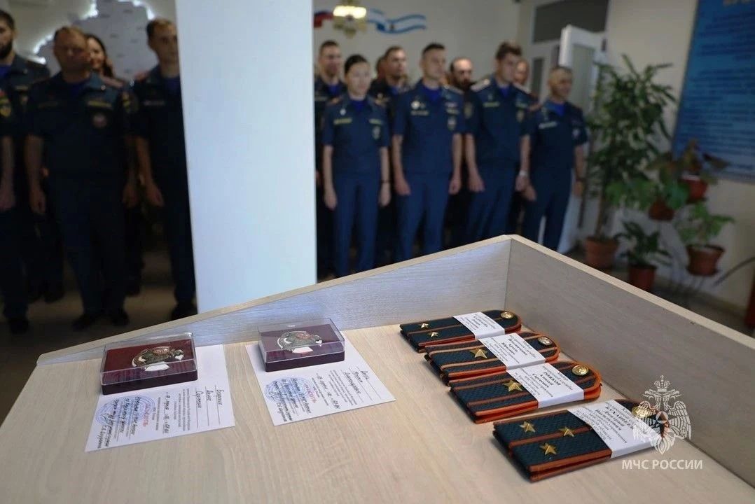 За службу, мужество и профессионализм: сотрудников МЧС Херсонщины наградили в День офицера России