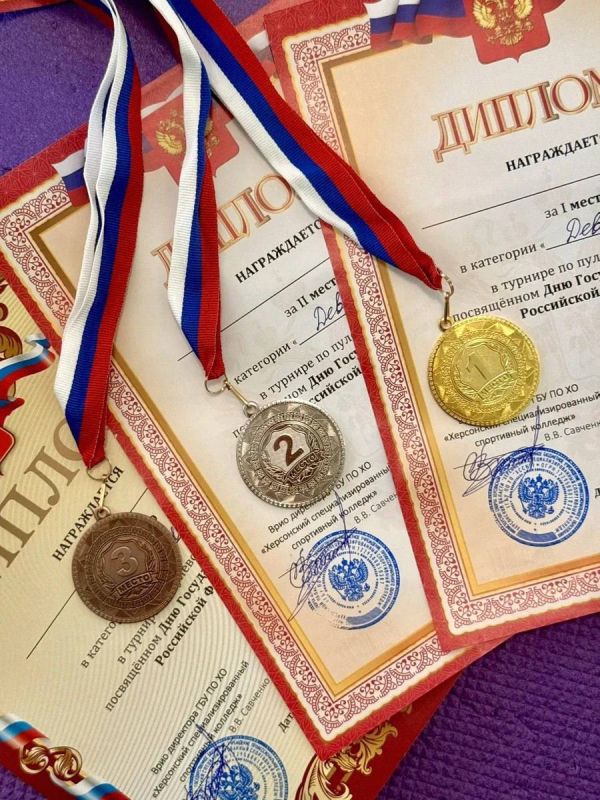 В Херсонском специализированном спортивном колледже прошёл турнир по пулевой стрельбе, посвящённый Дню Государственного флага Российской Федерации