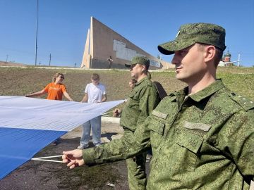 Офицеры СУ СК России по Херсонской области приняли участие в акции, посвященной Дню Государственного флага России