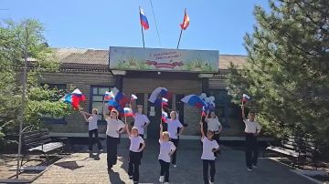 Один флаг — одна страна Сегодня в каждом уголке нашей необъятной Родины звучат слова гордости и благодарности. И села Новосеменовка, Благодатное и Новодмитровка Вторая не остались в стороне — их жители одними из первых...