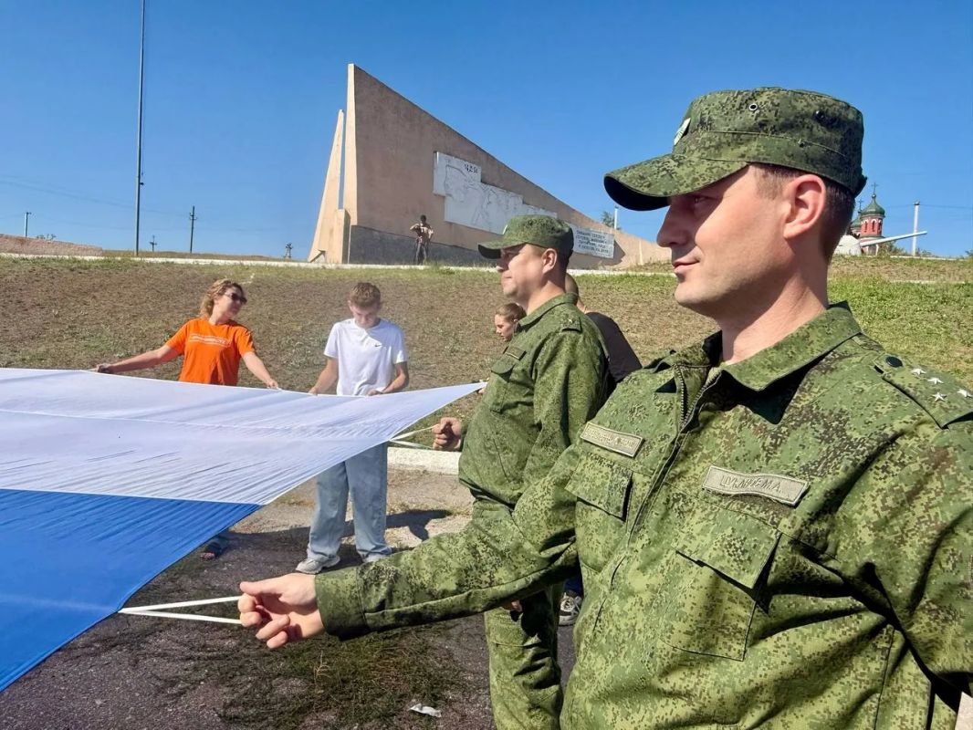 Российский триколор подняли у мемориала морякам-артиллеристам на Херсонщине