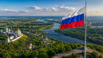 Путин поздравил россиян с Днём государственного флага