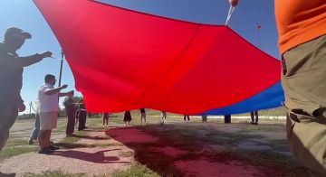 25-метровый триколор развернули на Арабатской стрелке в честь Дня флага РФ