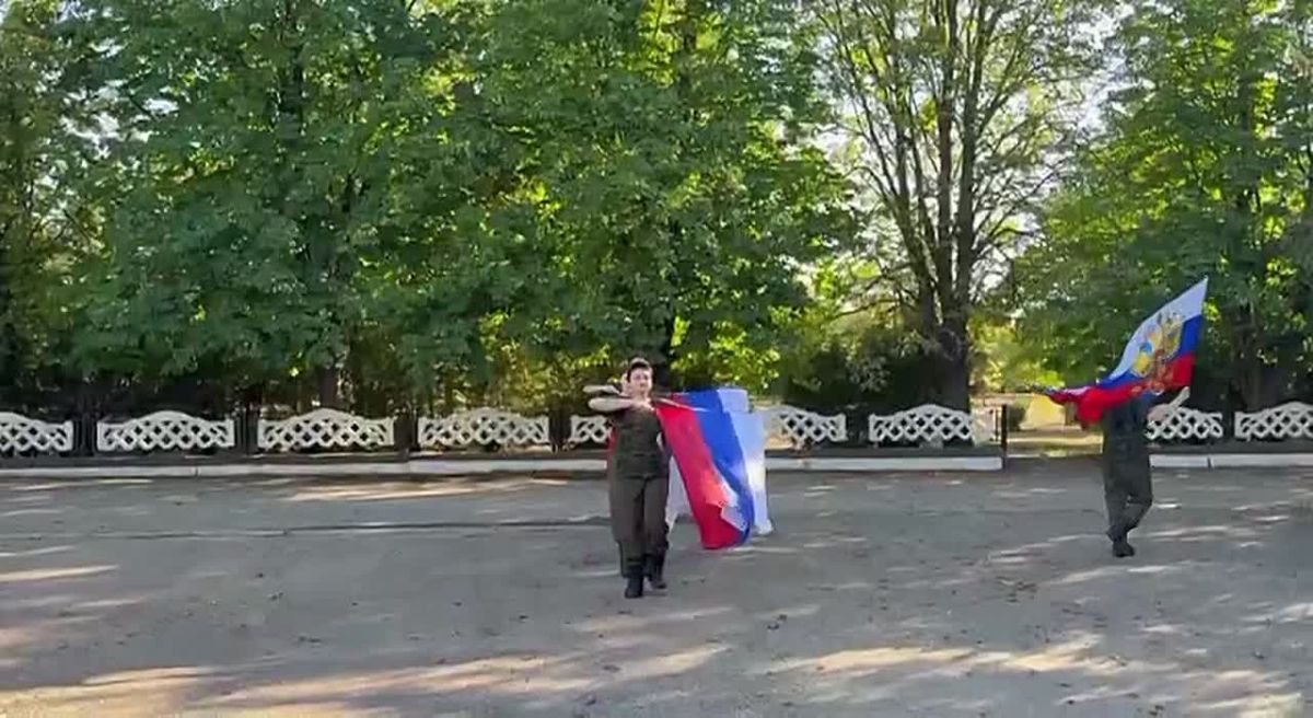 Триколор в движении: праздничный танец ко Дню флага!