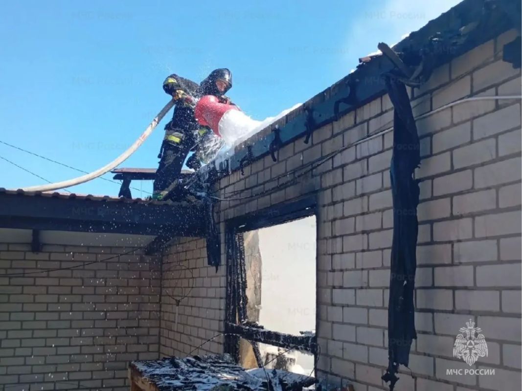 Спасатели МЧС потушили возгорания гаража в Геническе и хозпостройки в Таврийске Новокаховского округа