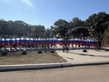 В Великой Лепетихе развернули 22-метровый флаг России ко Дню триколора