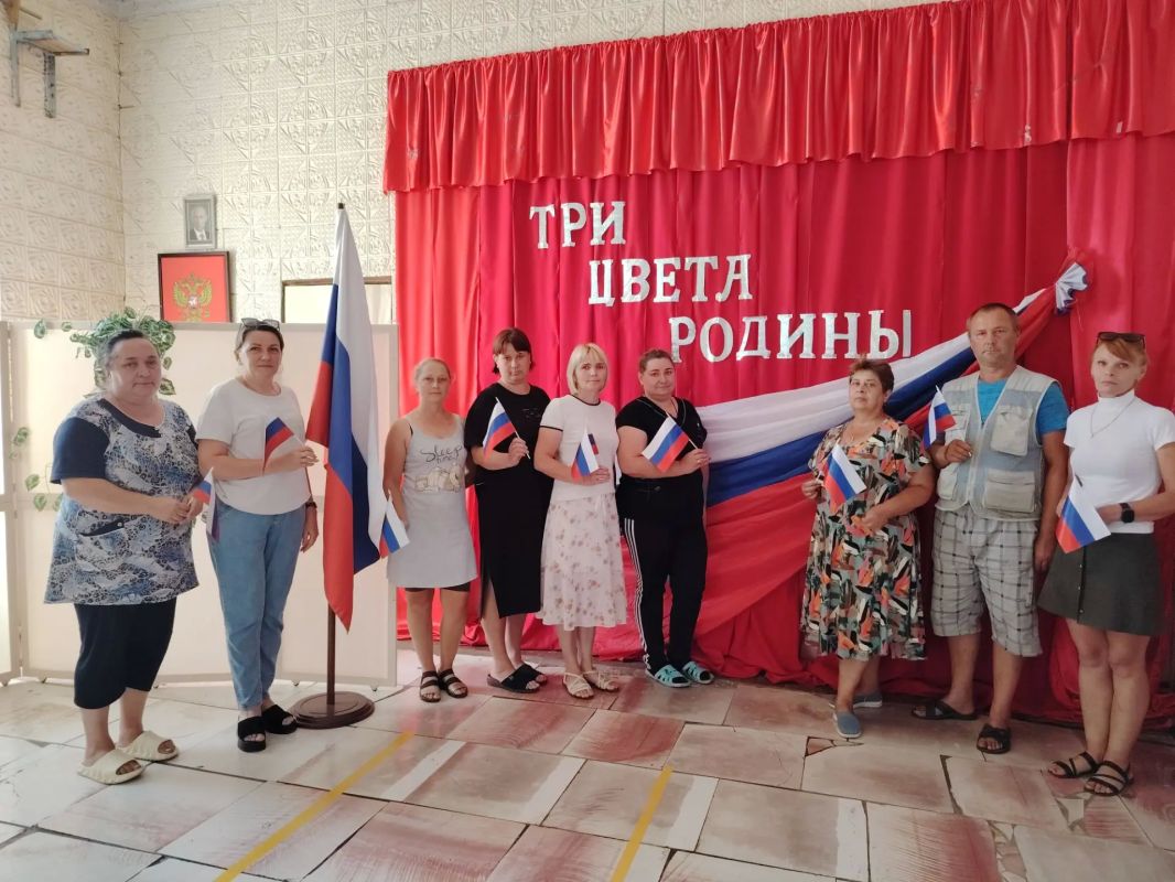 Три цвета Родины: как Раздольненский сельской клуб отметил День Государственного флага