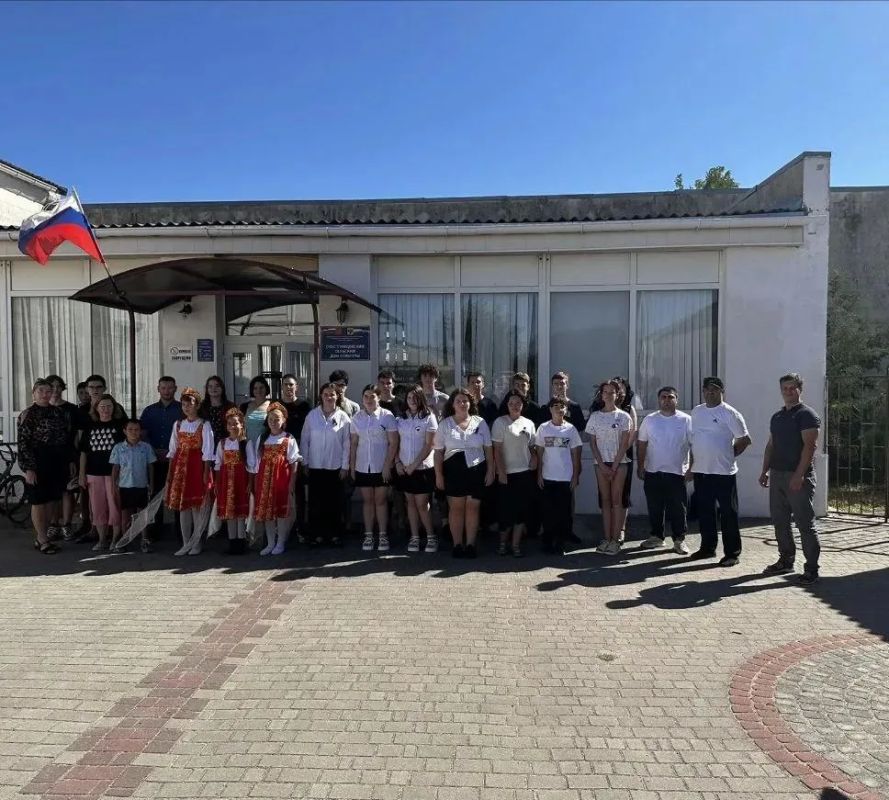 В Счастливцево отметили День флага