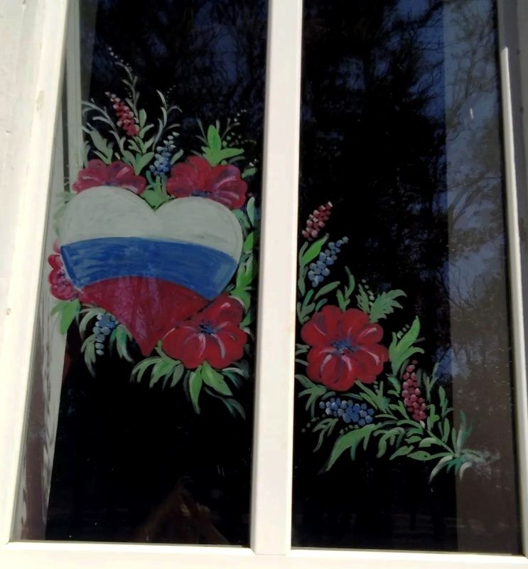 Только посмотрите, как красиво украсили окна к Дню Государственного флага Российской Федерации в Дмитровском доме культуры и Сергеевском клубе!