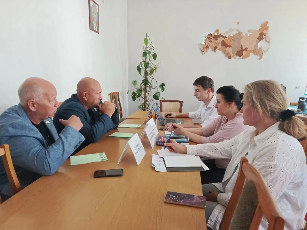 Дорогие друзья!. Выстраивать работу муниципалитетов в сегодняшних реалиях — это колоссальный труд, где нет права на ошибку и времени на долгую раскачку