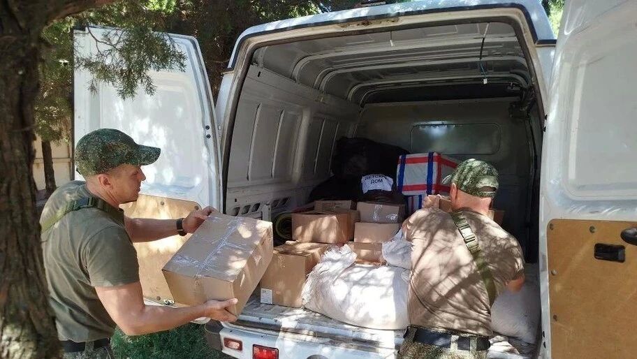Бойцы Крымского полка передали гостинцы детям из Скадовска