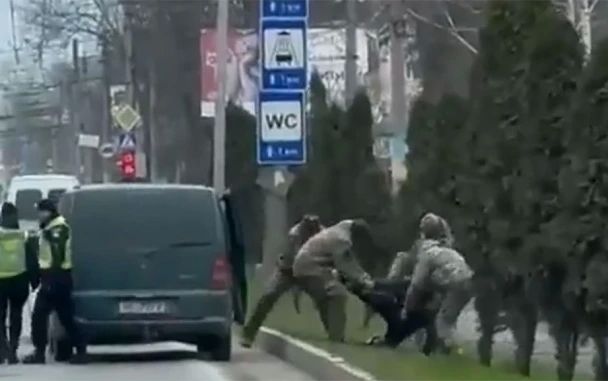 Депутат Херсонской областной думы Александр Фомин заявил ТАСС, что киевский режим может принудительно отправить на военную службу украинцев независимо от их пола и возраста