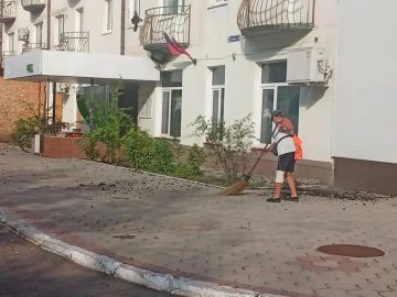 Коммунальщики Новой Каховки оперативно устраняют последствия обстрелов со стороны ВСУ