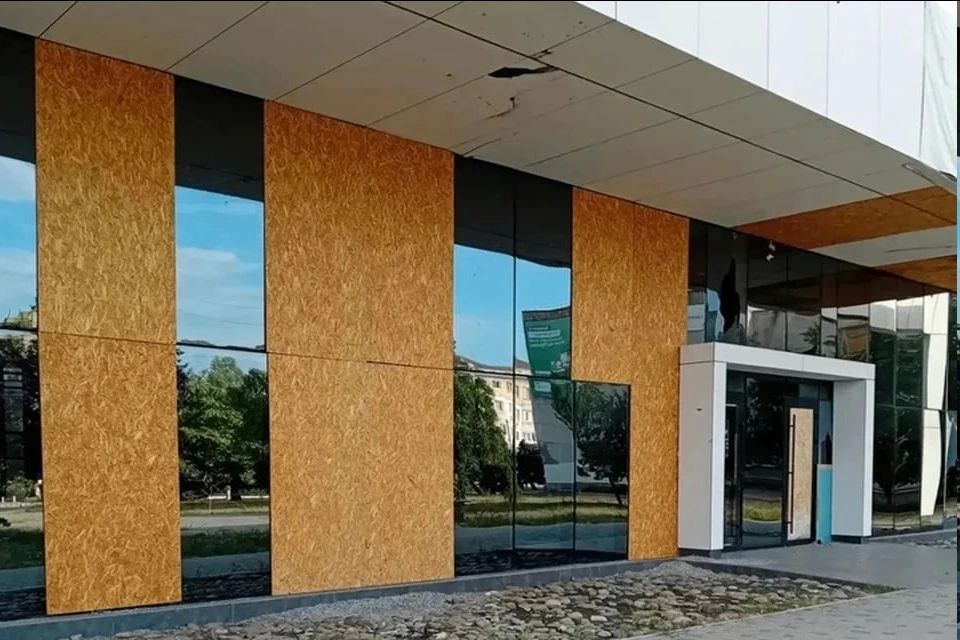 В Новой Каховке закрыли разбитые обстрелом окна МФЦ прочными листами