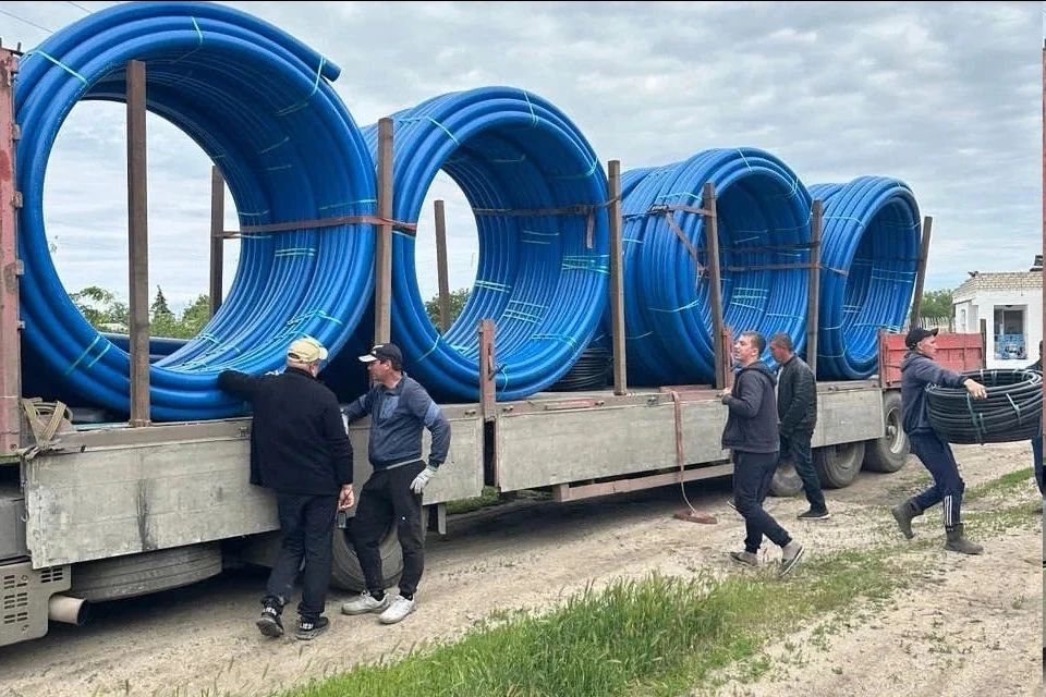 Промыли, продезинфицировали и проверили – все отлично: У зоны СВО селянам проложили свыше 1300 метров нового водопровода