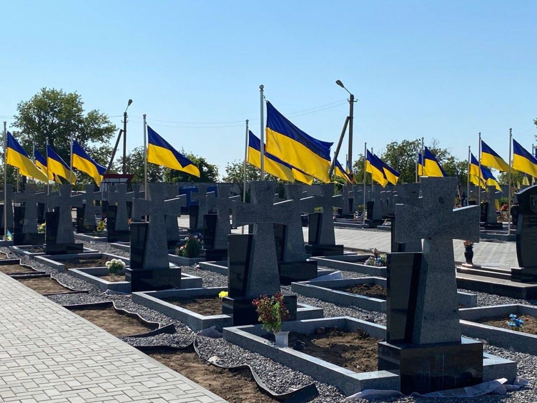 К сожалению, к нынешнему Дню Независимости Украина демонстрирует весьма мрачную динамику: растут кладбища, ускоряется депопуляция, а надгробные памятники молодым людям появляются всё чаще