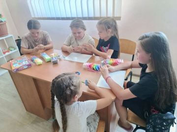 В период летних каникул в Дудчинской библиотеке для детей младшего возраста состоялся творческий час «Волшебный пластилин»