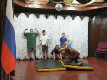 Мастер-класс по борьбе стал главным событием Дня флага в Лазурном