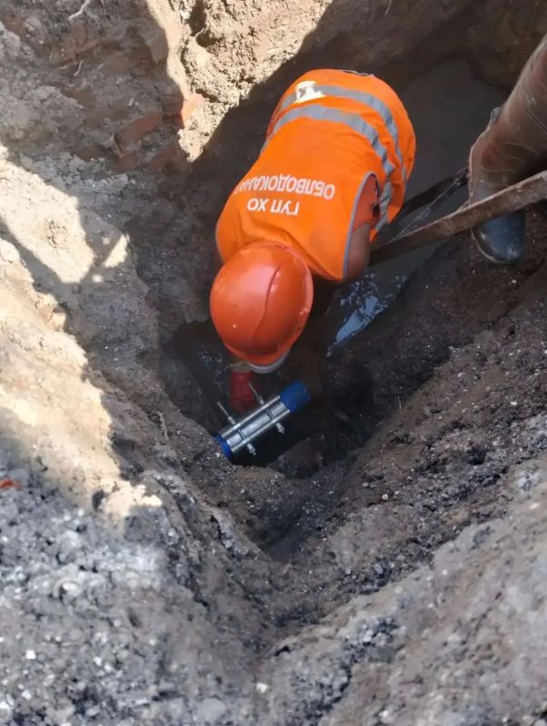 Геническ | 26 августа. 26 августа в детском саду «Сказка» в переулке Сказочном устранили течь на сети водоснабжения и закомплектовали старый участок канализации