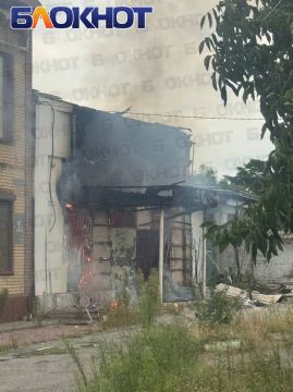 Удар FPV-дрона по гражданскому объекту в Каховке