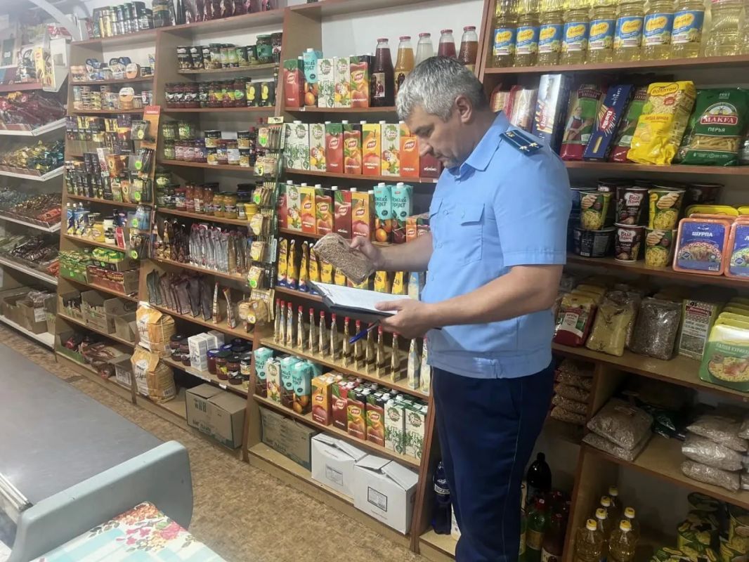 Прокуратура Каховского округа добилась снижения цен на социально значимые товары в пяти магазинах