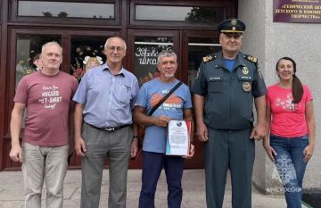 В Геническе благодарностью ГУ МЧС России по Херсонской области награждён руководитель кружка парусно-гребного спорта «Ветерок» Генического Центра детского и юношеского творчества Иван Онищенко
