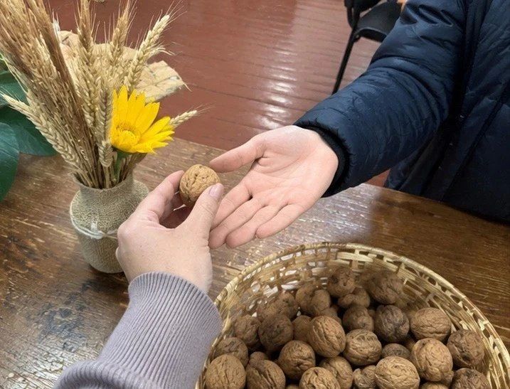 В Горностаевском Дворце культуры прошла праздничная акция «Орех на счастье», приуроченная к Ореховому Спасу