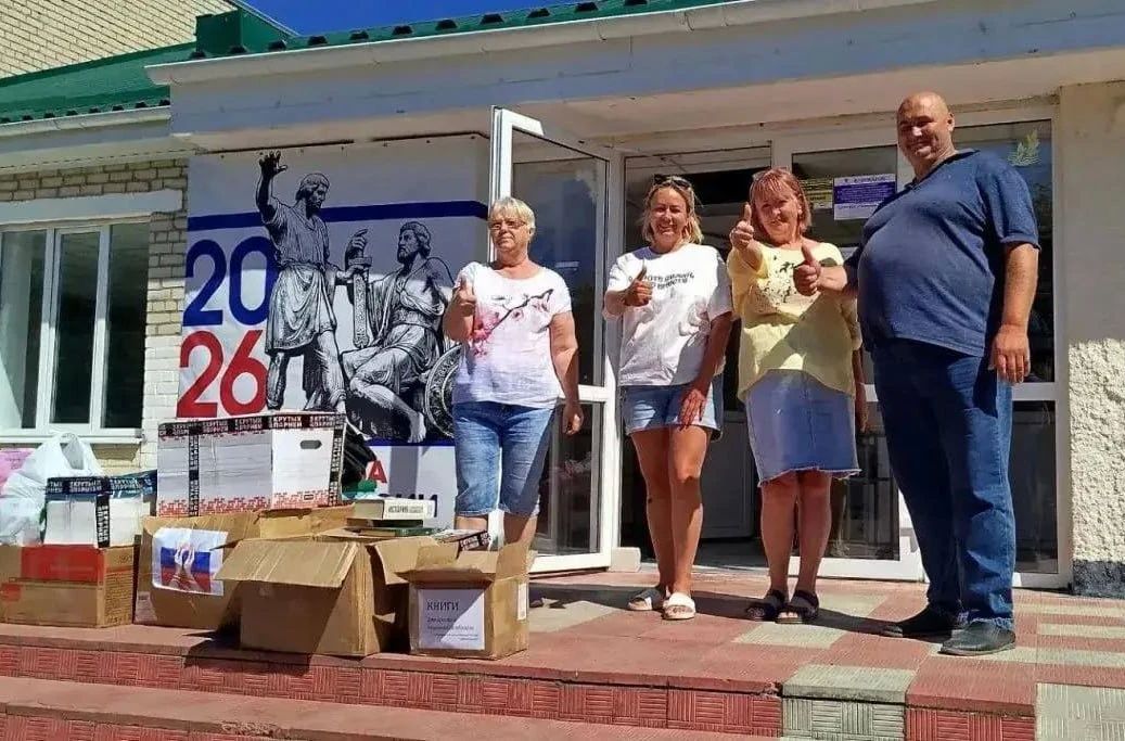 Волонтеры из Белгорода и Москвы передали партию книг в Лазурненскую школу