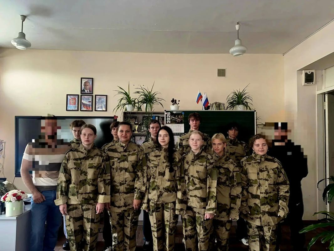 В Скадовской школе кадетскому классу вручили форменную одежду от Росгвардии