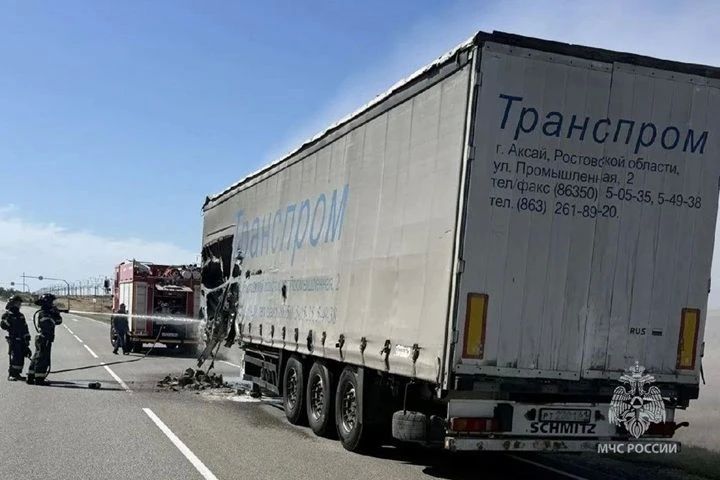 МЧС: Под Геническом после атаки БПЛА загорелся прицеп со стройматериалами