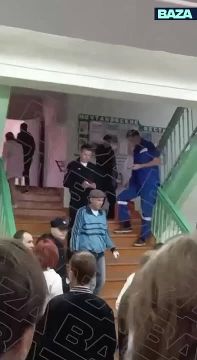 Школьница напала на учителей перед линейкой в Канске