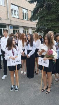 Будущее Украины в 3 фото. Пересчитайте количество парней в выпускных классах