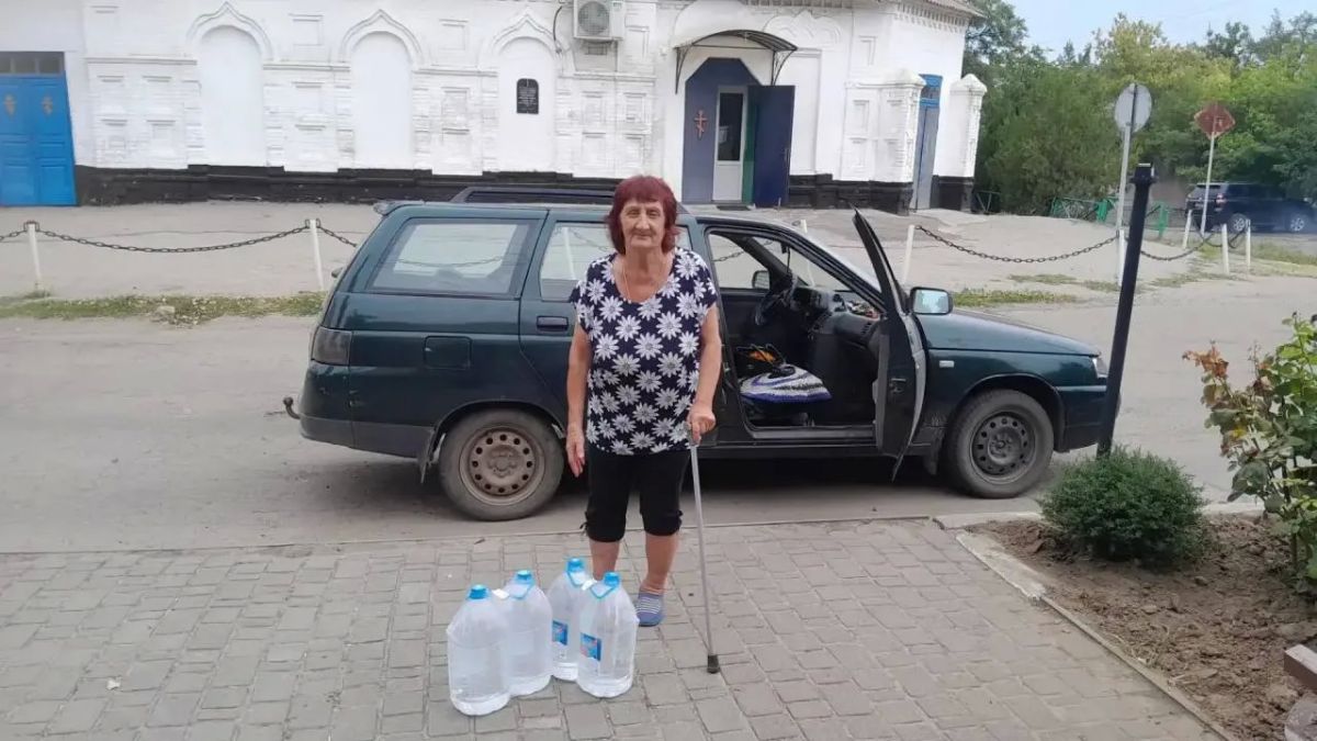 В Верхнем Рогачике жителям раздали почти две тонны бутилированной питьевой воды